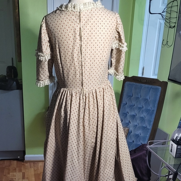 Vintage Plussize Handmade Prairie Dress with Matching Bonnet - Picture 7 of 8